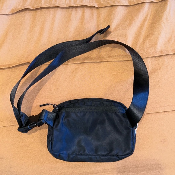 lululemon Athletica Everywhere Black Belt Bag 1L - Picture 3 of 4